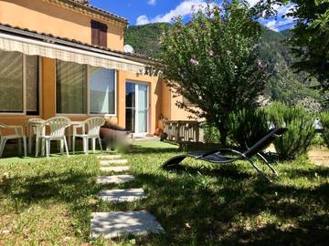 Gîte pour 5 personnes, avec vue et jardin à Entrevaux