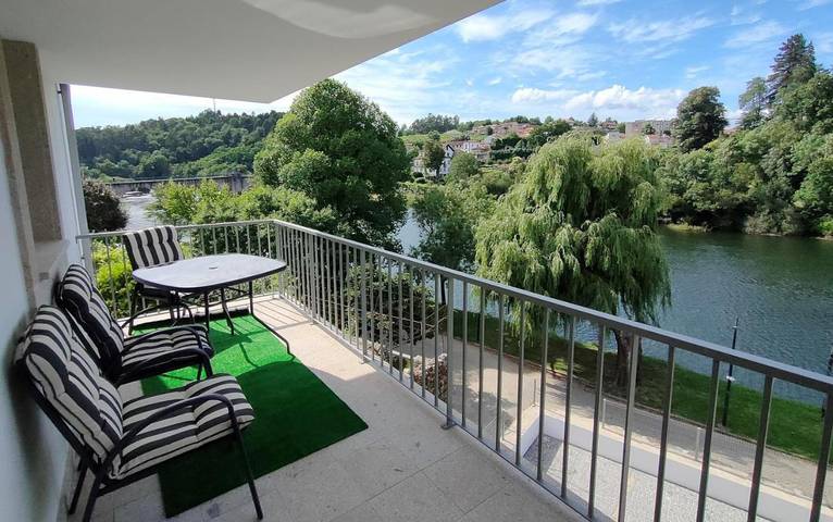 Apartamento de férias para 4 pessoas, com vista e terraço em Ponte da Barca