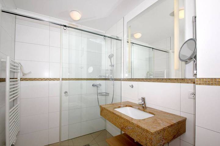 Ganze Wohnung, Strandnahe FeWo mit Terrasse, Schwimmbad- und Saunanutzung - Rex Rugia - Rex in Lobbe Strand, Mönchgut