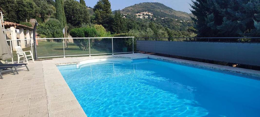 Chambre d’hôte pour 2 personnes, avec Terrasse et Jardin ainsi que Piscine et Vue à Châteauneuf-Villevieille