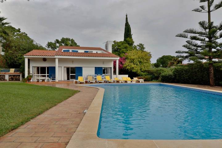 Villa pour 8 personnes, avec Balcon et Terrasse ainsi que Jardin et Piscine dans Vale do Lobo