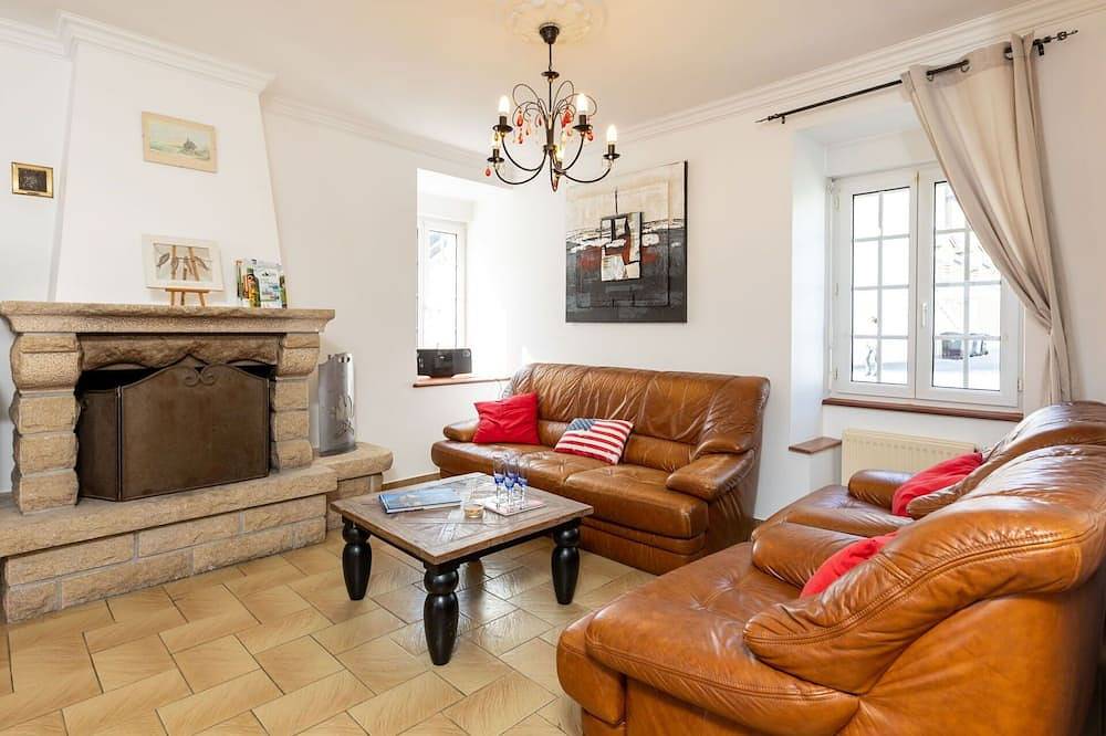 Beautiful private villa for 10 guests with Wifi, Tv, terrace and pets allowed in Cherrueix, Mont-Saint-Michel Bay