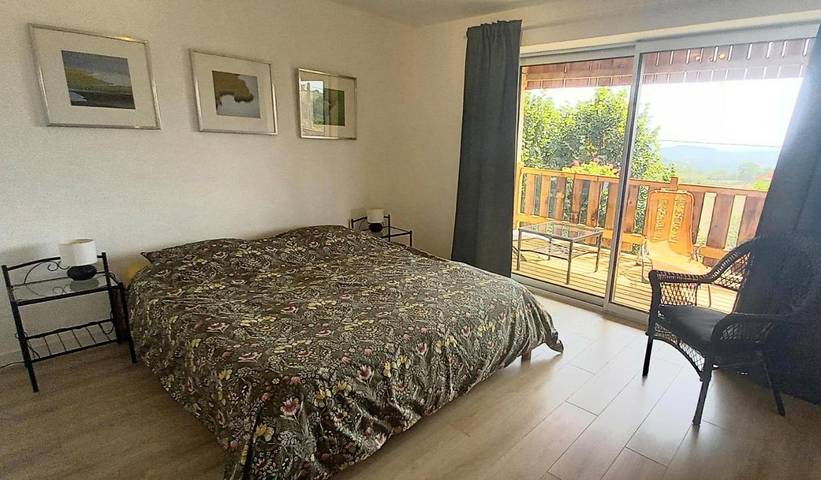 Chambre d’hôte pour 3 personnes, avec terrasse ainsi que vue et piscine dans la Loire - 2
