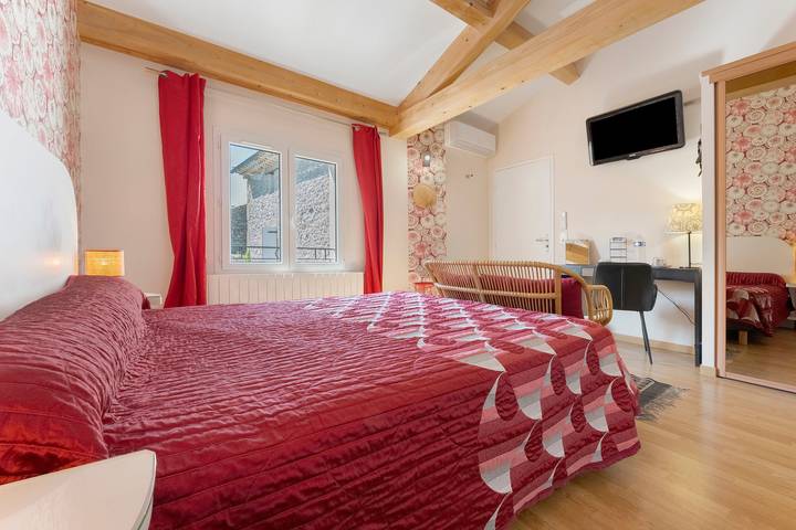 Chambres d'hôtes le cocon – Red Room in Saint-Paul-les-Fonts, Nimes region