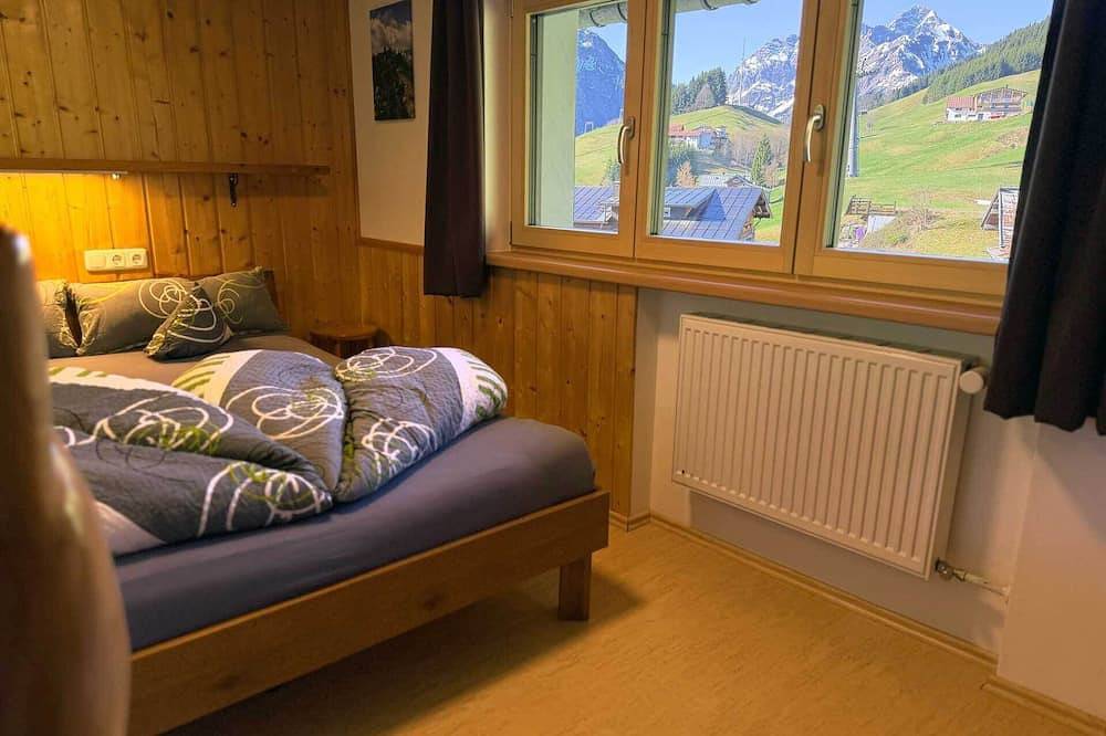 Ganze Wohnung, Ferienwohnung mit zwei Schlafzimmern und Terrasse in Hirschegg Kleinwalsertal, Mittelberg