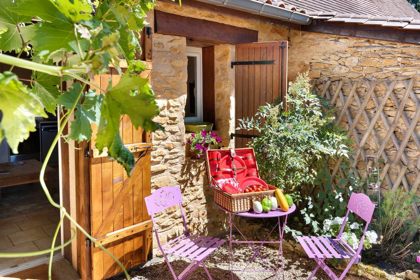 Appartement entier, Appartement « La Clésinerie » avec piscine privée, terrasse privée et Wi-Fi in Badefols-sur-Dordogne, Périgord Pourpre
