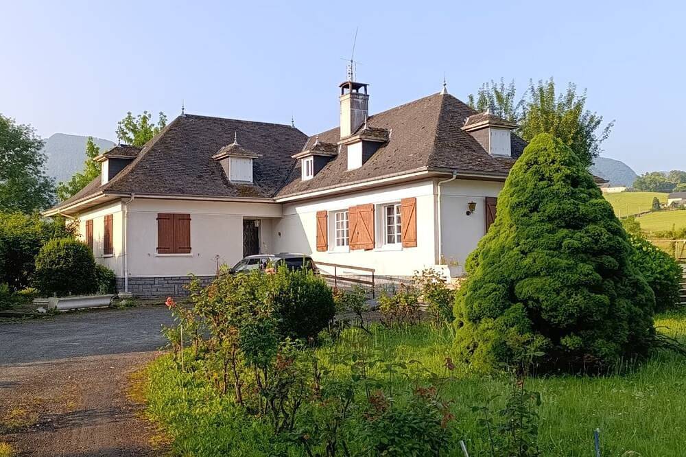 Villa Béarnaise close to the mountains, the Basque country and Spain in Arette, Béarn