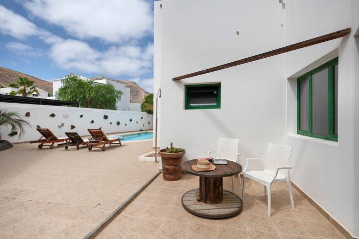 Entire apartment, Junior Suite with Garden View for Mountain Holidays, Wi-Fi and Air Conditioning in Yaiza, Timanfaya National Park
