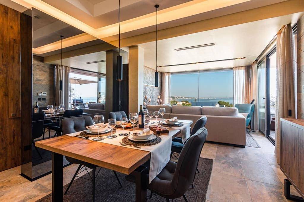 Apartamento inteiro, The minipenthouse terrace & Spa in Paço de Arcos, Costa de Lisboa