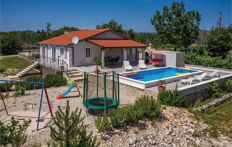 Schickes Apartment mit einem Schlafzimmer, Pool, Terrasse und WLAN in Makarska Riviera