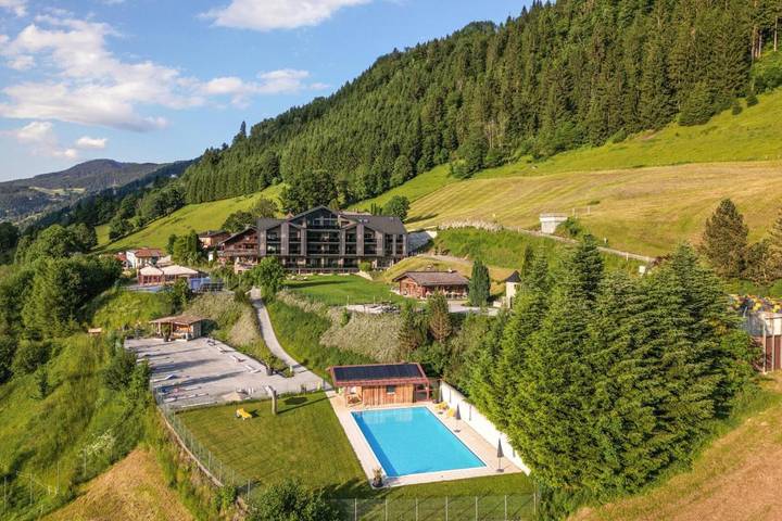 Ferienwohnung für 5 Personen, mit Balkon und Terrasse sowie Garten und Pool in Alpendorf