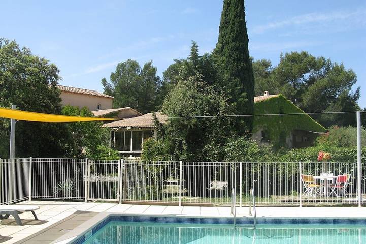 Gîte pour 5 personnes, avec jardin ainsi que terrasse et piscine à Buzignargues