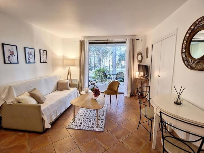 Appartement de vacances pour 4 personnes, avec piscine ainsi que terrasse et jardin