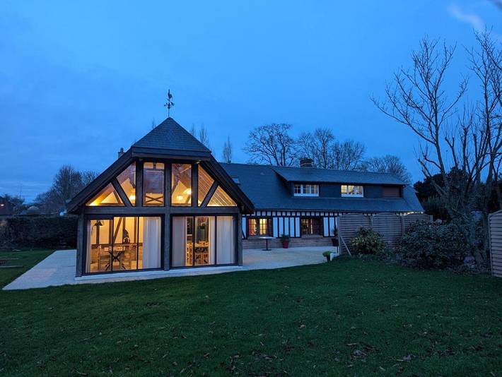 Gîte pour 18 personnes, avec Balcon et Terrasse ainsi que Jardin et Vue à Saint-Sauveur-d'Émalleville