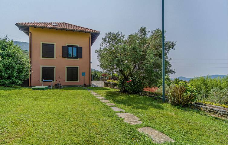 Acogedor apartamento con piscina y terraza, cerca de Varazze in Alpicella, Varazze