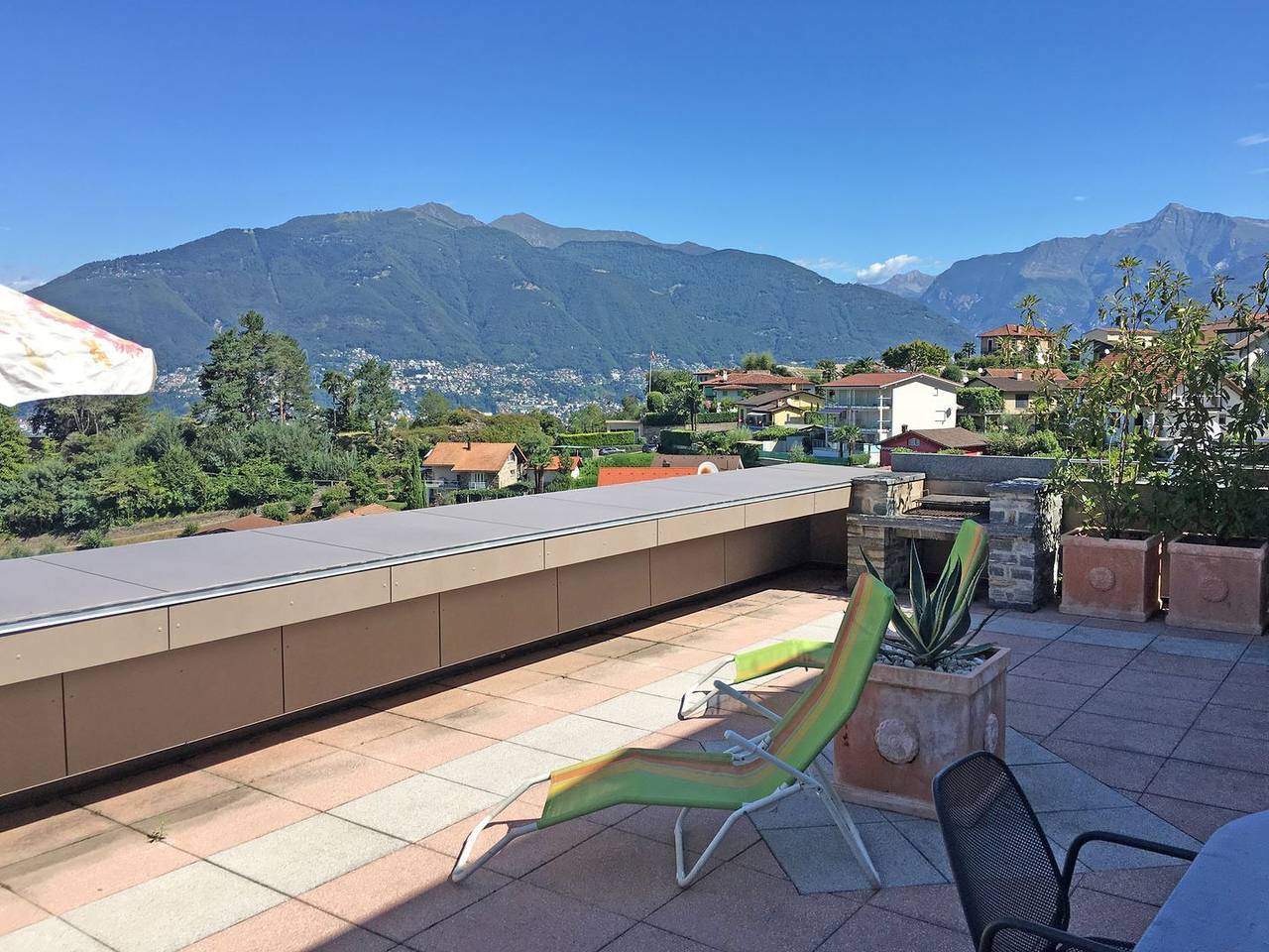 Ganze Wohnung, Wohnung mit grosser Terrasse und Grillstelle an ruhiger Lage mit Panoramasicht in Gambarogno, Lago Maggiore (Schweiz)