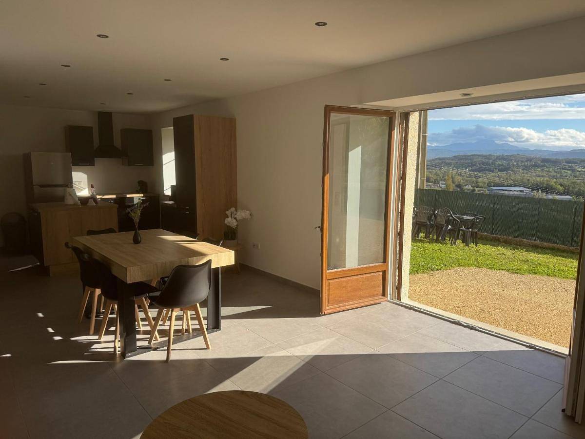 Two-Bedroom House in Saint-Genix-les-Villages, Région de Chambéry
