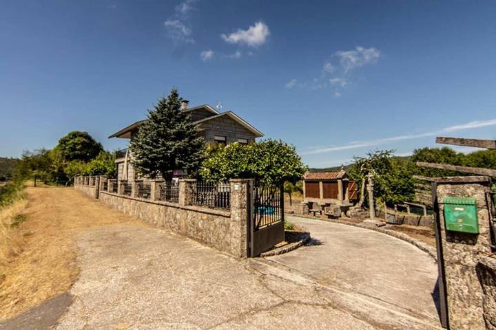 Casa rural para 10 personas, con jardín además de piscina y vistas, Familias con niños en Cerdedo