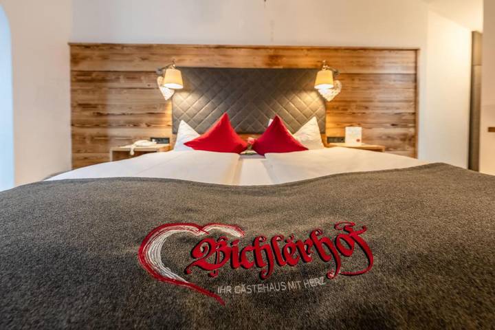 BnB für 3 Personen, mit Balkon und Terrasse sowie Garten und Pool im Mittenwald