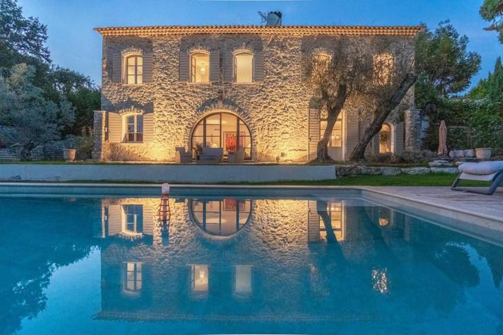 Villa für 8 Personen, mit Terrasse und Garten sowie Pool und Ausblick