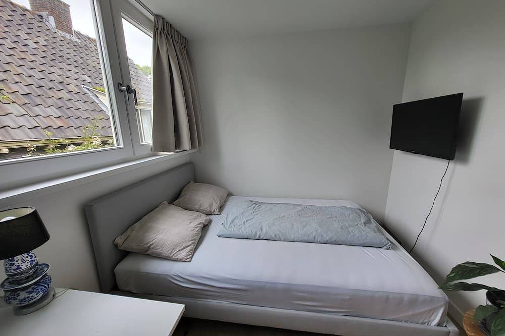 Spacious house with sunny garden, covered terrace and A'dam in 30 min in Heiloo, Alkmaar & Surroundings
