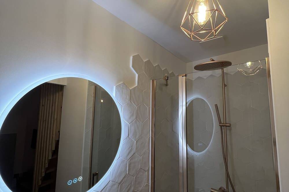Entire apartment, Grand Studio Rénové Avec Chambre en Mezzanine in La Crau, Toulon region