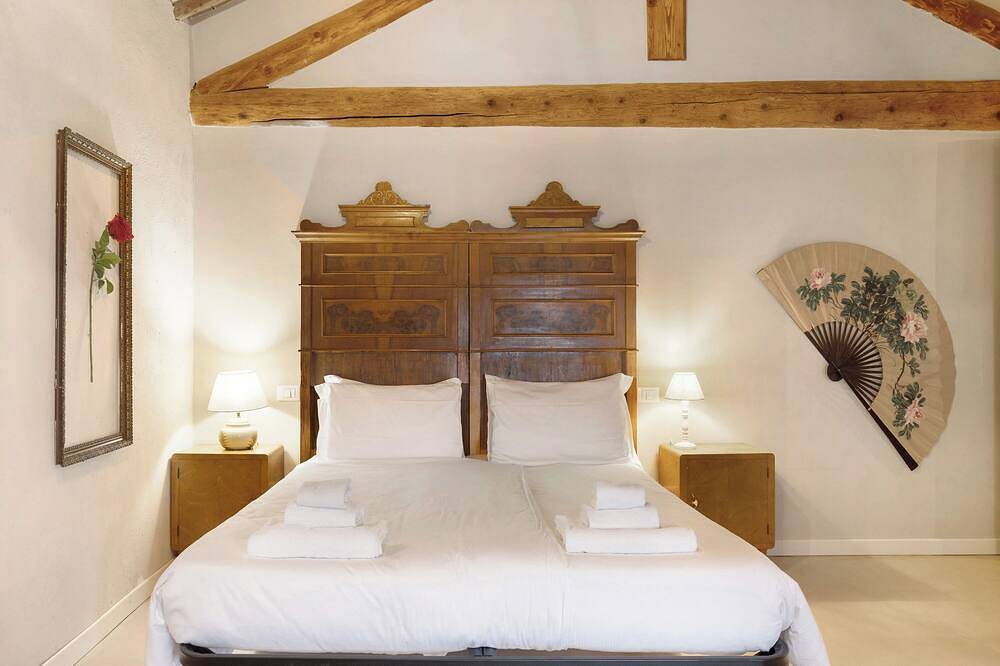 Villa 'Il Bozzolo Boutique Apt Mimosa Mimosa' where Relaxation meets Design in Valeggio sul Mincio, Verona Province