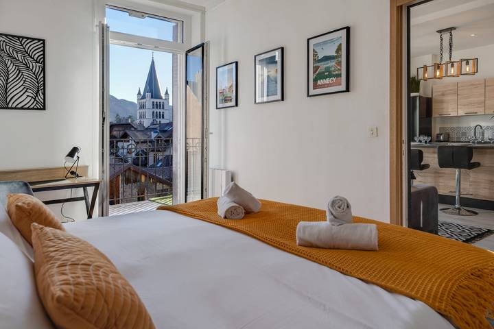 Gîte pour 4 personnes, avec vue sur le lac et balcon, adapté aux familles dans Office De Tourisme Lac D Annecy Rive Plein Soleil - 3