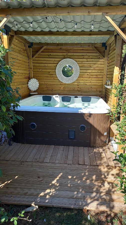 Arche de Lanoë jacuzzi in Labastide-Saint-Pierre, Tarn-et-Garonne
