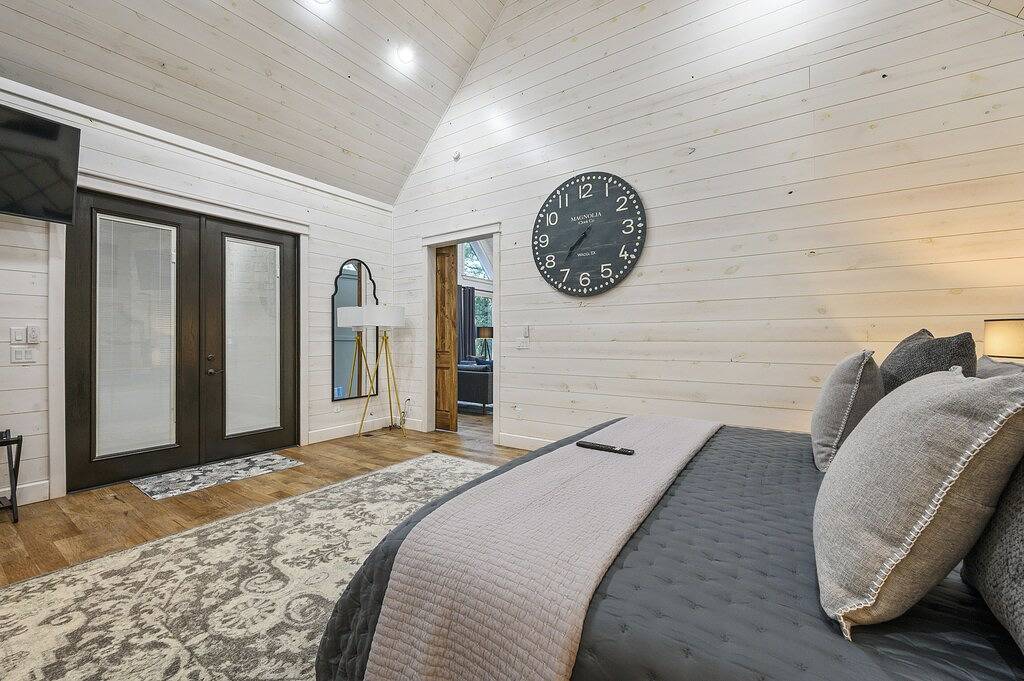 New Luxury Honeymoon Cabin, Private Hot Tub and Large Rain Shower in Broken Bow, Broken Bow Lake