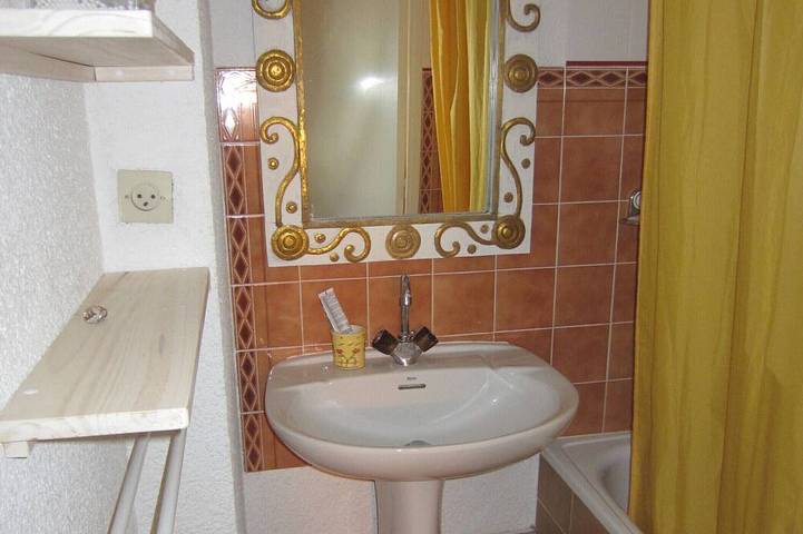 Appartement entier, Studio-cabine en Rdj, les pieds dans l'eau ! in Saint-Raphaël, Côte méditerranéenne (France)