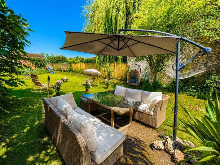 Location de vacances pour 10 personnes, avec Balcon et Terrasse ainsi que Jardin et Vue à Eyrans