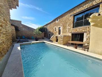 Gîte pour 3 personnes, avec vue et jardin ainsi que piscine et terrasse à Suze-la-Rousse
