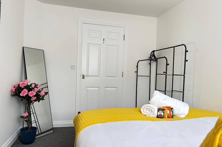 Appartement entier, 2Br/2Ba • 2 King Beds • Parking • Home Away Home in Crawley, Sussex de l'Ouest