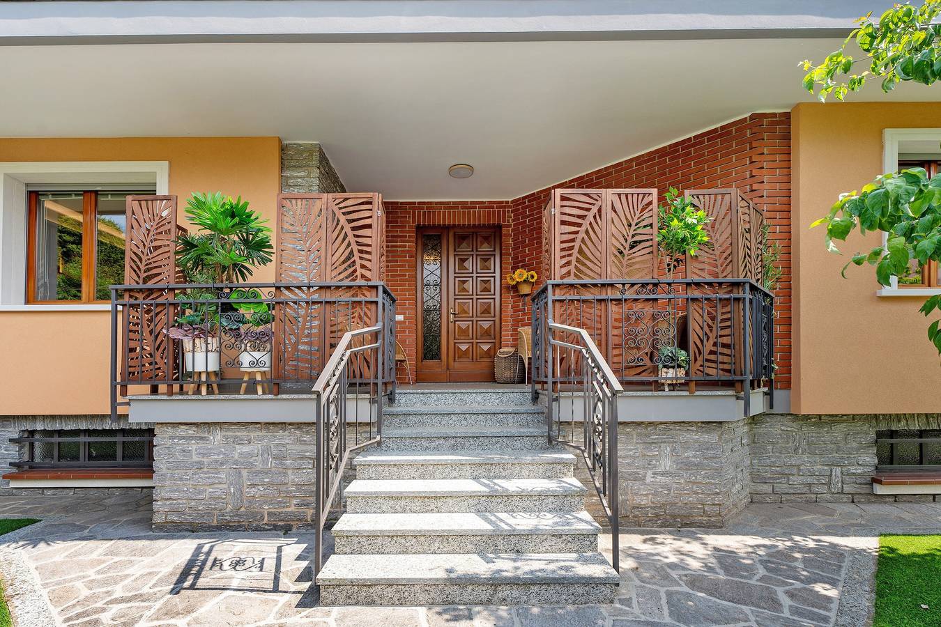 Green Holiday Home 'La Casa Dei Girasoli-Lake Maggiore' with Garden, Wi-Fi, Ac, Parking in Castelletto Sopra Ticino, Comune di Castelletto Sopra Ticino