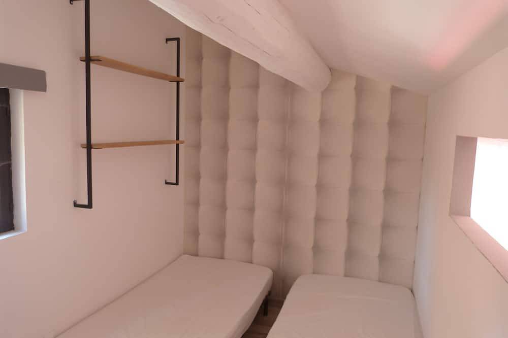 Appartement entier, Studio Avec Jacuzzi A L Ombre Des Chenes in Pernes-les-Fontaines, Parc naturel régional du Mont-Ventoux