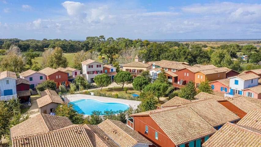 Location de vacances pour 6 personnes, avec terrasse et jardin ainsi que piscine et vue à Le Teich - 4