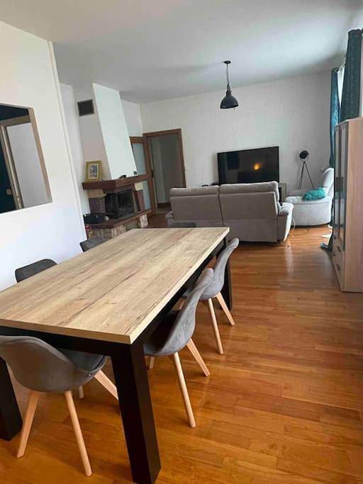 Appartement entier, Manornella, beaux volumes, grand garage idéal Mas du Clos in Aubusson, Région d'Aubussargues