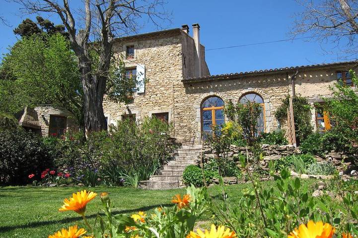 Location de vacances pour 8 personnes, avec jardin et piscine ainsi que terrasse et jacuzzi à Raissac-sur-Lampy