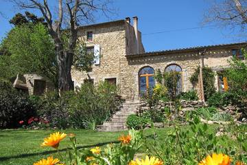 Gîte pour 8 personnes, avec piscine et jacuzzi ainsi que terrasse et jardin à Raissac-sur-Lampy