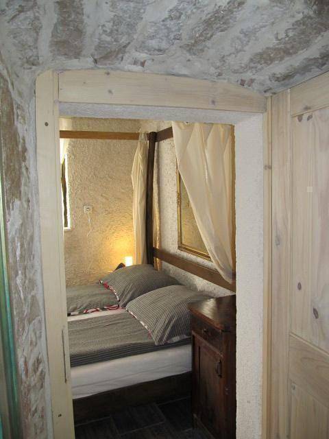 Ganze Ferienwohnung, Große Wohnung in Betina mit Garten, 60 meter  Meer in Betina, Murter