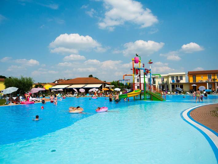 Ferienwohnung für 6 Personen, mit Balkon und Terrasse sowie Garten und Pool in Castelnuovo del Garda