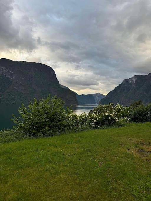 Nyrestaurert hus fra 1700-tallet in Sognefjord