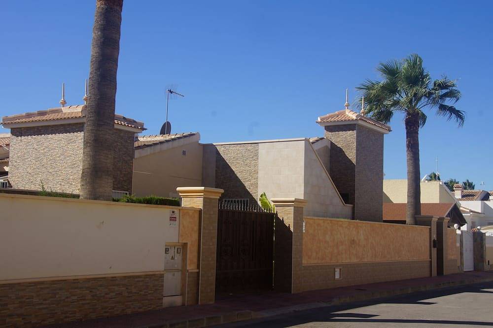 Modern villa with Heated Pool & 400 m from the spa La Laguna hotel in Rojales, Costa Blanca