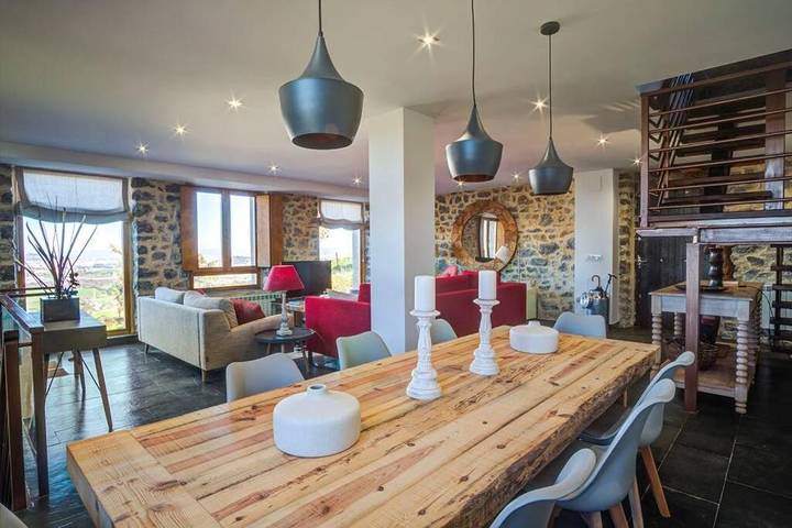 Chalet para 14 personas, con vistas además de terraza y jardín en Comarca de Santander