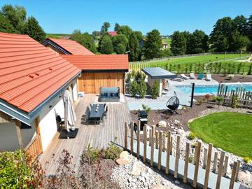 Gîte pour 4 personnes, avec piscine et sauna ainsi que jardin et jacuzzi à La Chapelle-devant-Bruyères
