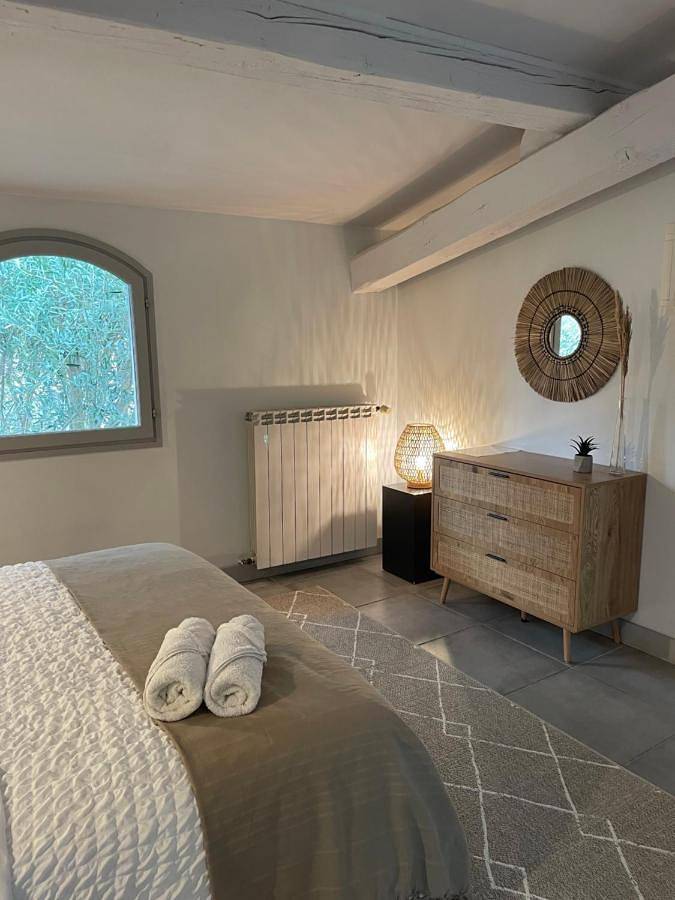 Location de vacances pour 2 personnes, avec terrasse ainsi que jardin et piscine à Trèbes - 2