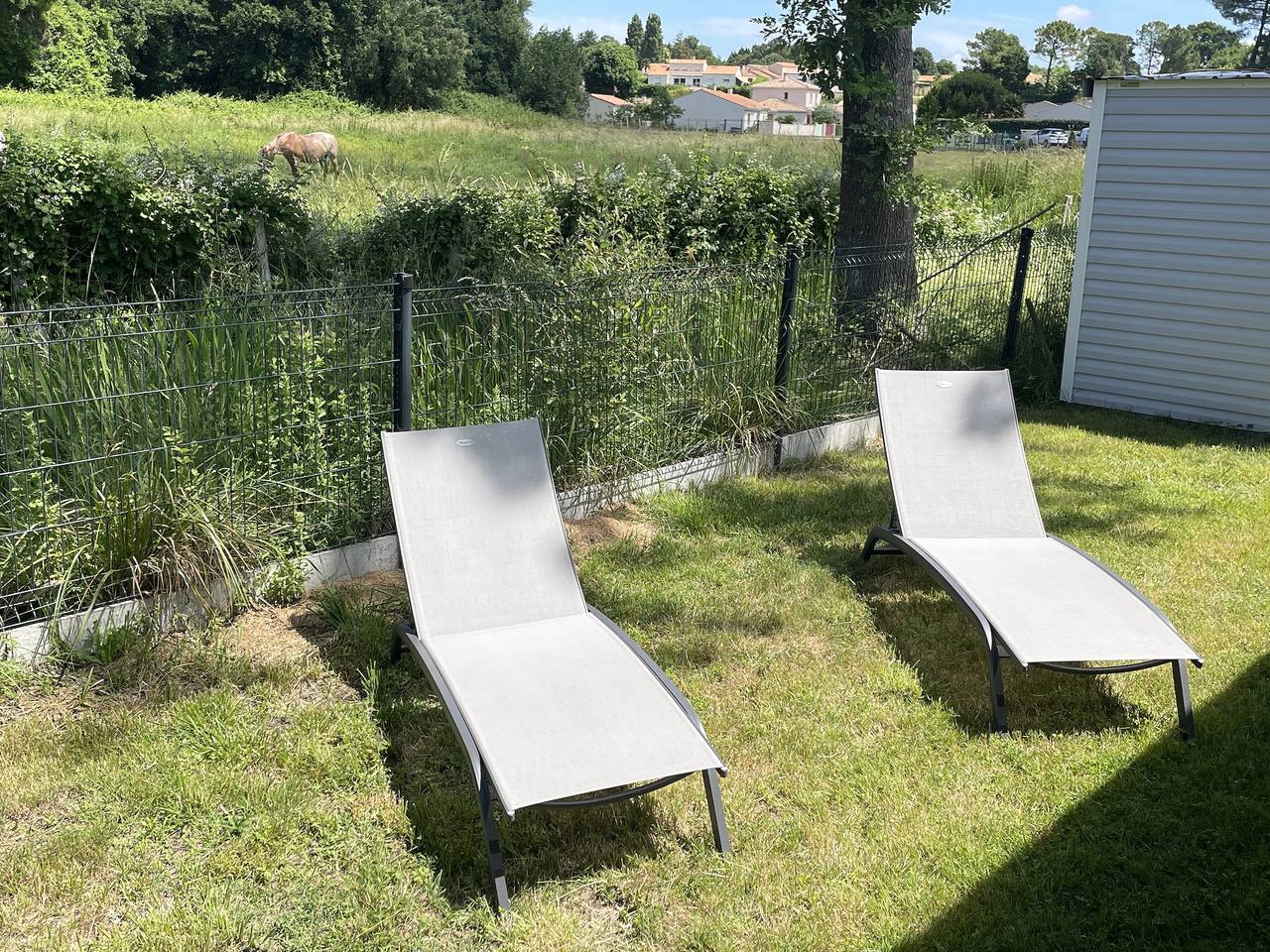 Ecolodge in a calm and relaxing setting with heated swimming pool and jacuzzi in Les Mathes, Côte de Beauté
