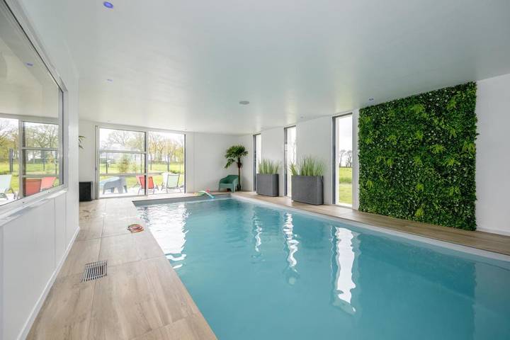Location de vacances pour 10 personnes, avec piscine ainsi que terrasse et jardin à Saint-Bihy