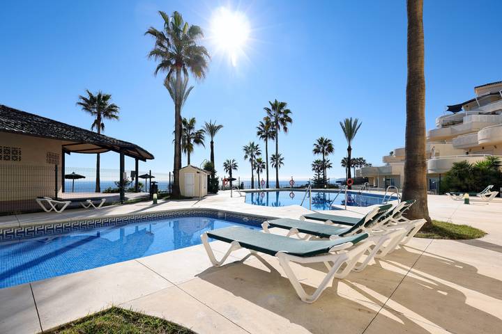 Apartamento "Penthouse Bermuda Beach 3" con vistas al mar, piscina, jardín y Wi-Fi in Buenas Noches, Estepona